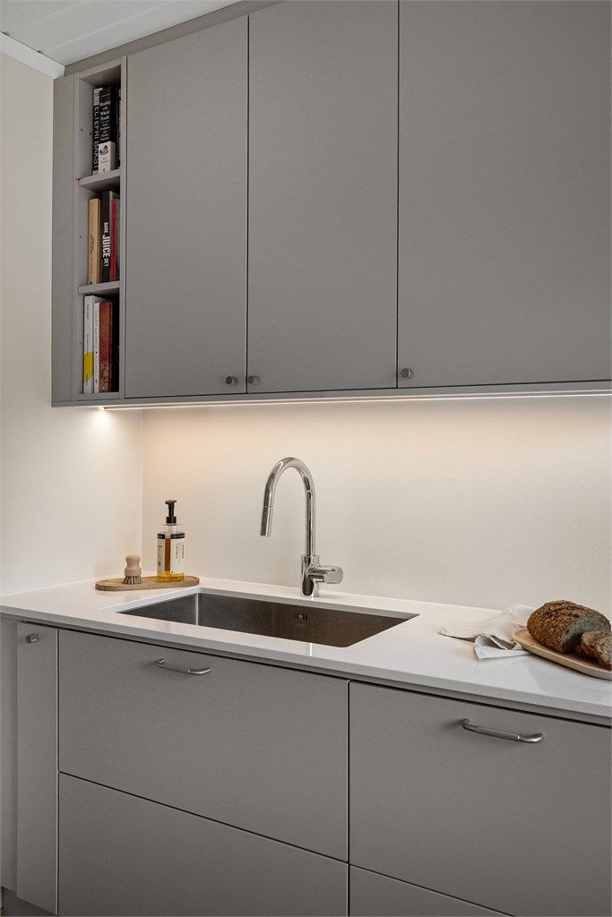 Stikkontakter og belysning mellom benk og overskap