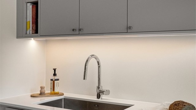 Stikkontakter og belysning mellom benk og overskap