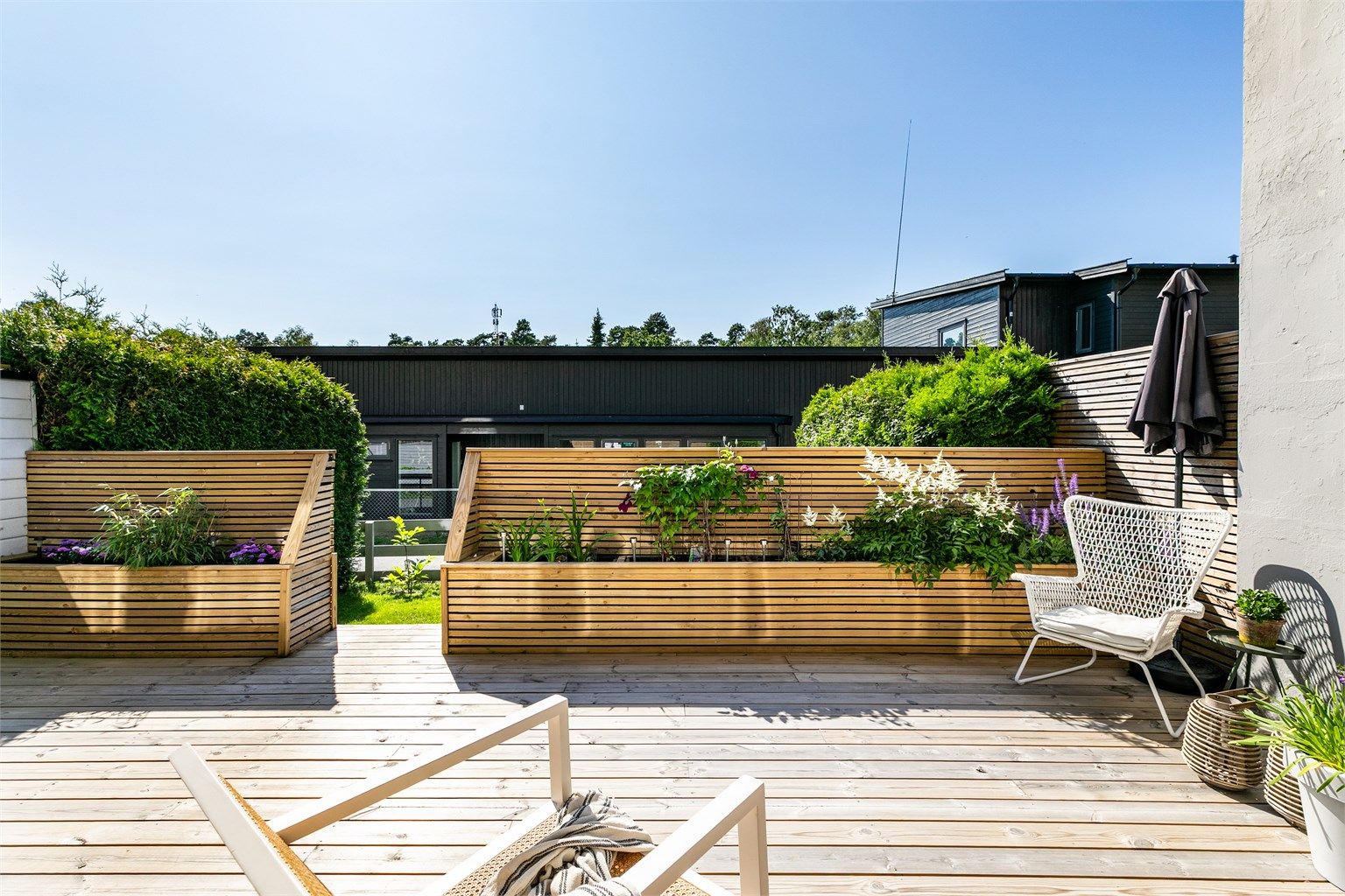 På skyfrie sommerdager er det sol på terrassen fra tidlig ettermiddag til sen kveld.