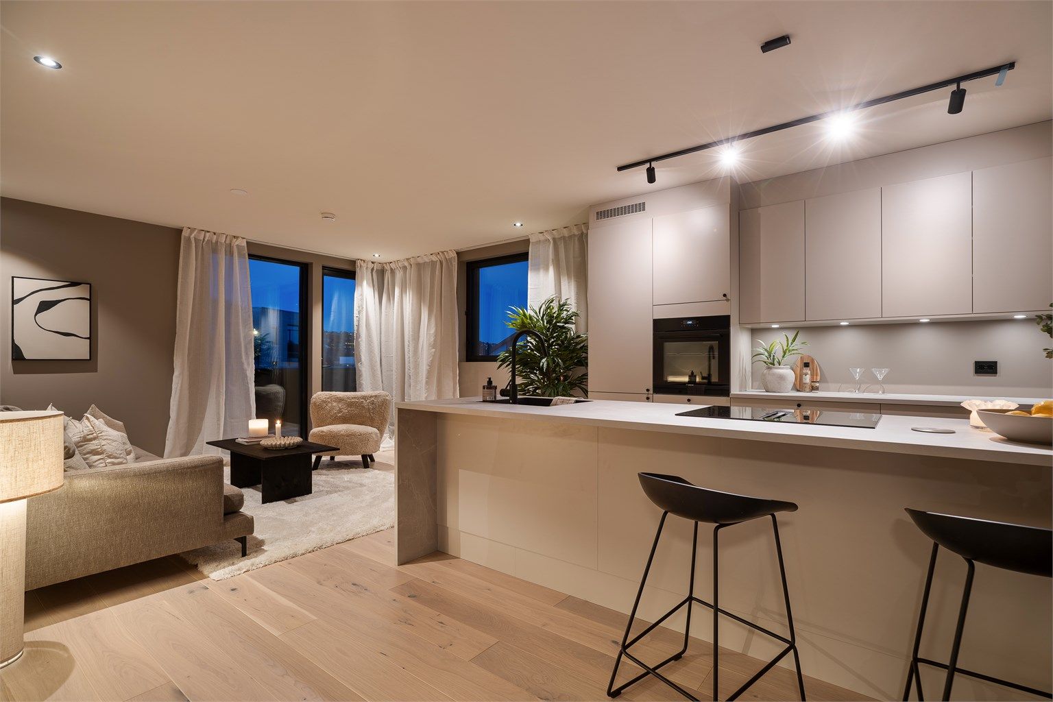 Det er god plass til sofagruppe og spisegruppe, og det er også mulig med en litt mindre spisegruppe kombinert med et par loungestoler. 