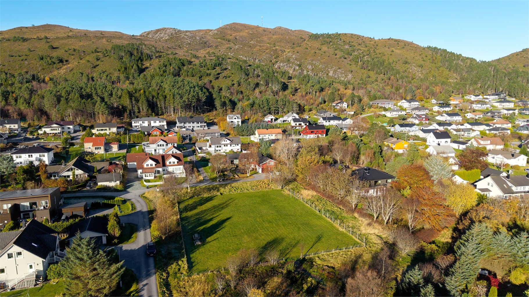 Nabolaget grenser mot åpne grøntarealer og flotte turområder.
