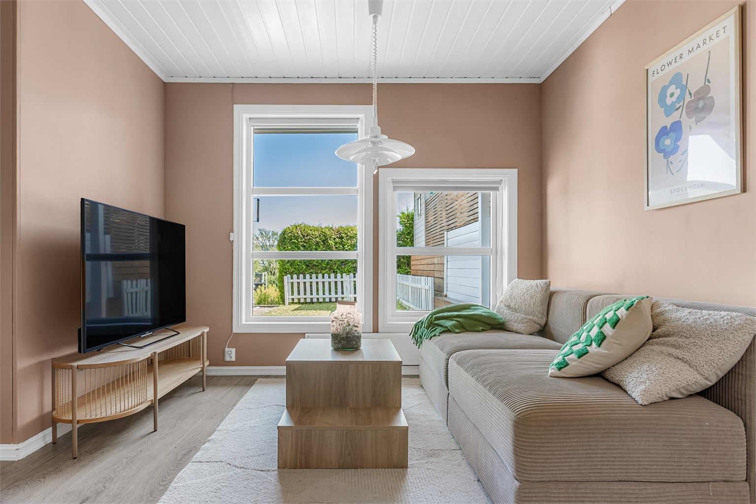 Store vindusflater slipper inn rikelig med dagslys. 