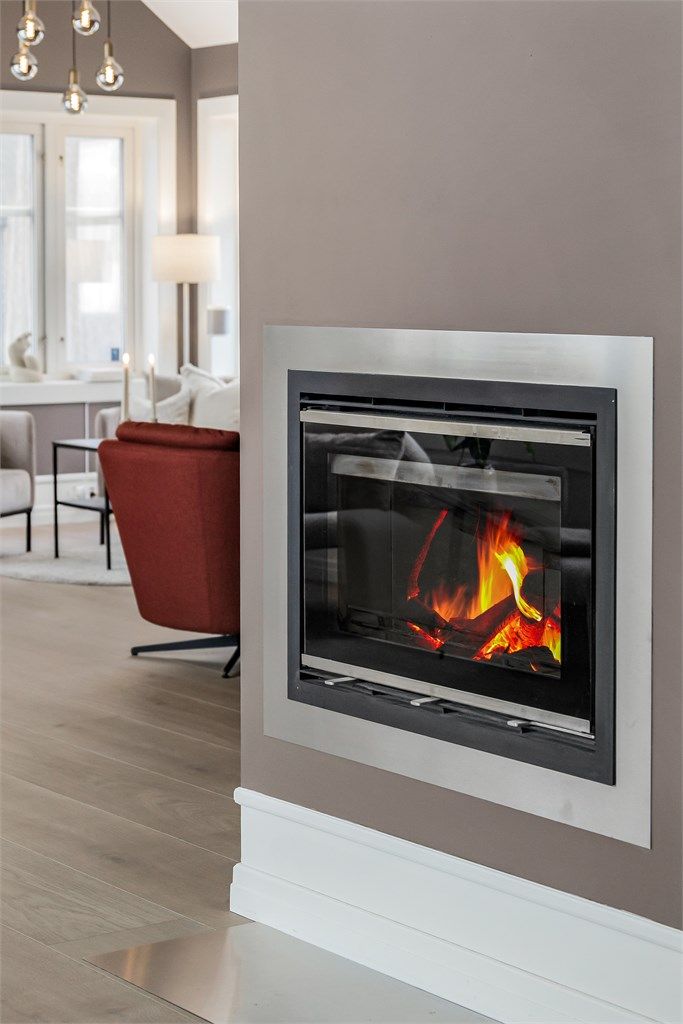 En moderne peisinnsats gir ekstra varme og hygge på kalde dager.