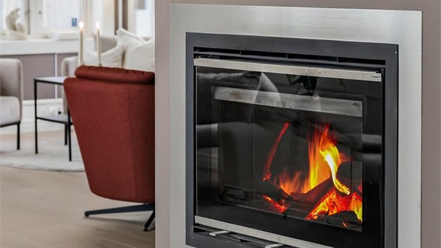En moderne peisinnsats gir ekstra varme og hygge på kalde dager.