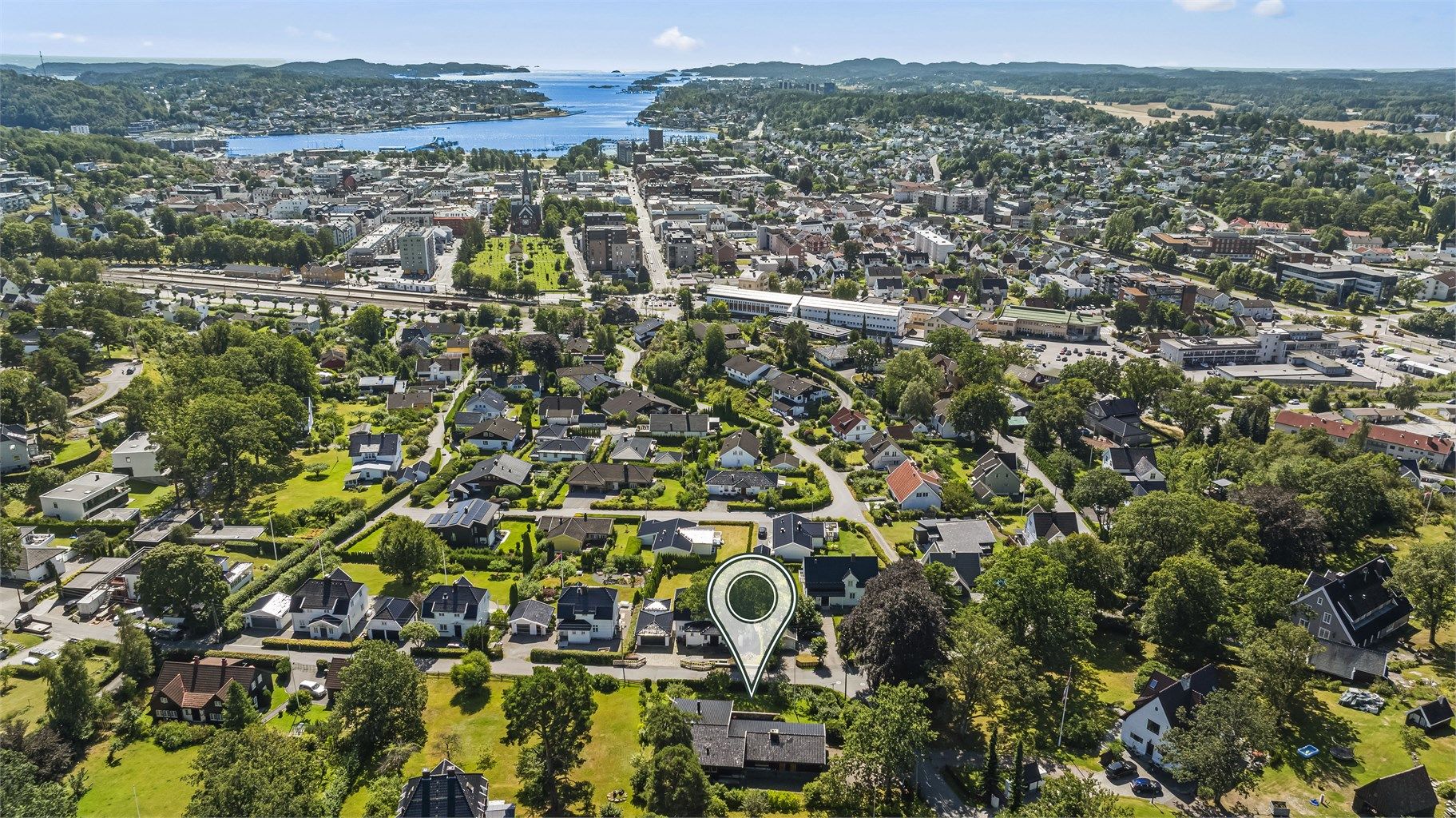 Her bor du i et rolig og etablert nabolag med lav trafikk, svært sentralt plassert kun 1 km fra sentrum.