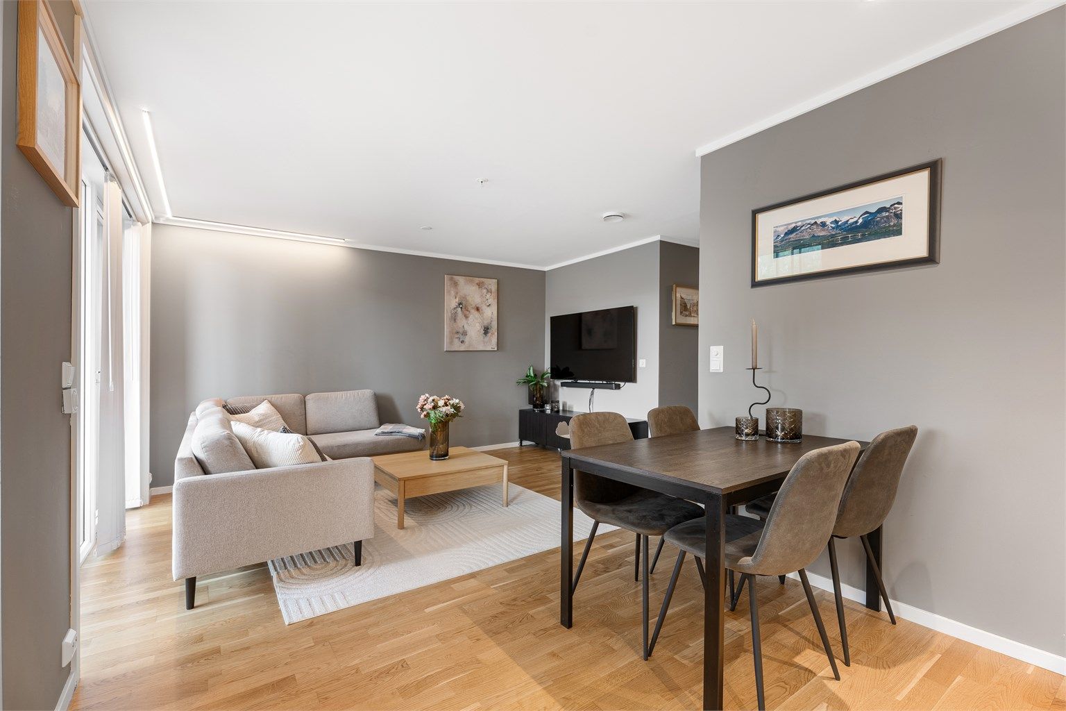 Stuen har en naturlig inndeling av sofa- og spisegruppe. 
