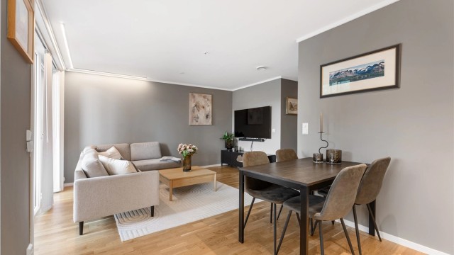 Stuen har en naturlig inndeling av sofa- og spisegruppe.