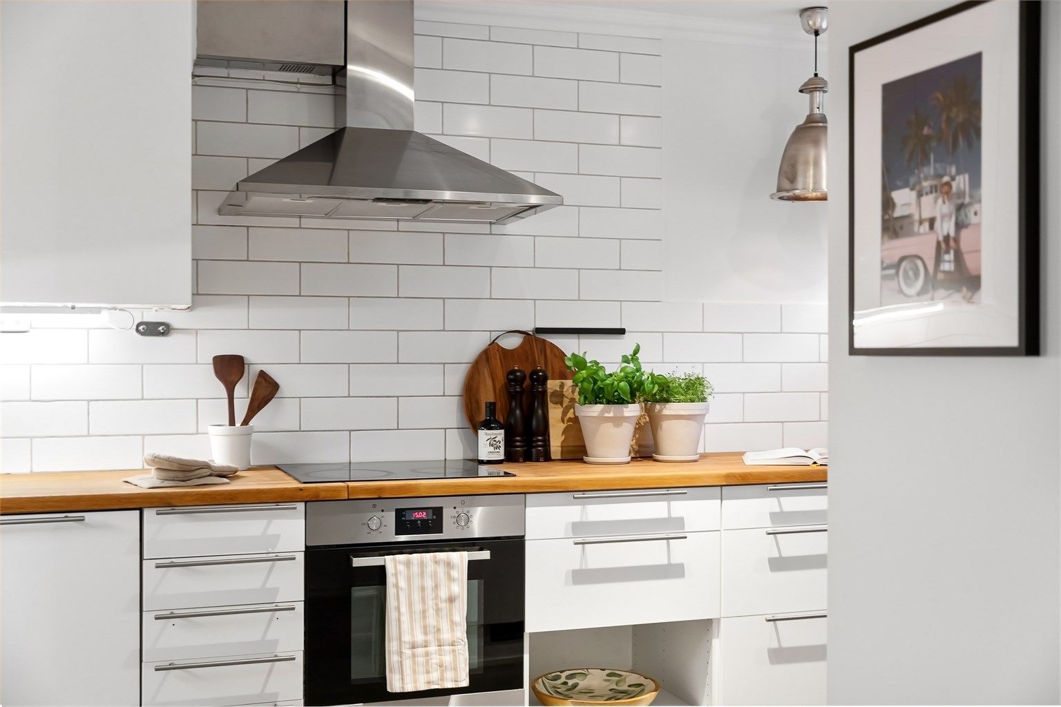 Leiligheten oppleves innbydende og hyggelig hvor det er enkelt å trives