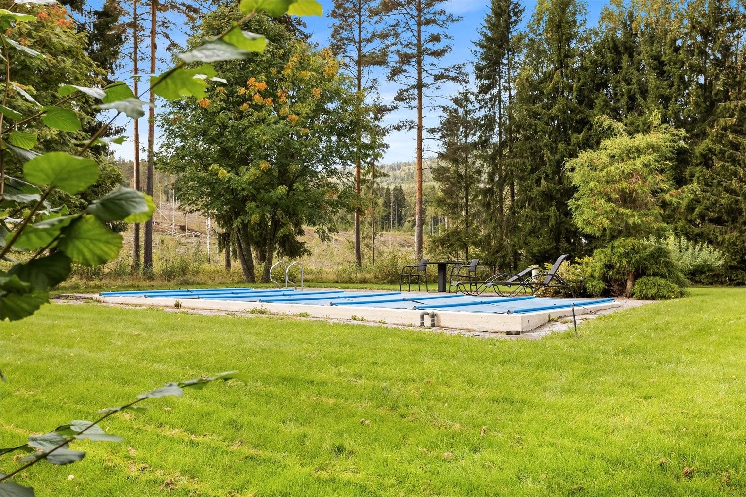 Oppvarmet svømmebasseng i betong på ca. 8,3 x 3,4 meter. Bassenget varmes opp via luft-til-vann varmesystem fra Artic Pro, og gir svært gode muligheter for både lek, trening og avslapning gjennom store deler av året.