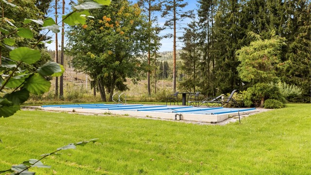 Oppvarmet svømmebasseng i betong på ca. 8,3 x 3,4 meter. Bassenget varmes opp via luft-til-vann varmesystem fra Artic Pro, og gir svært gode muligheter for både lek, trening og avslapning gjennom store deler av året.
