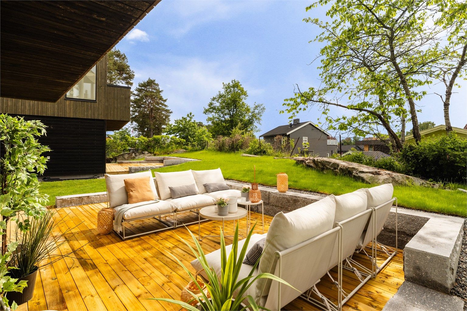 Vestvendt terrasseplatting og hage