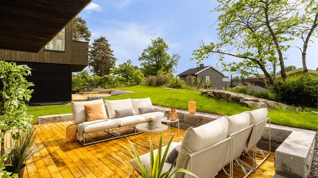 Vestvendt terrasseplatting og hage