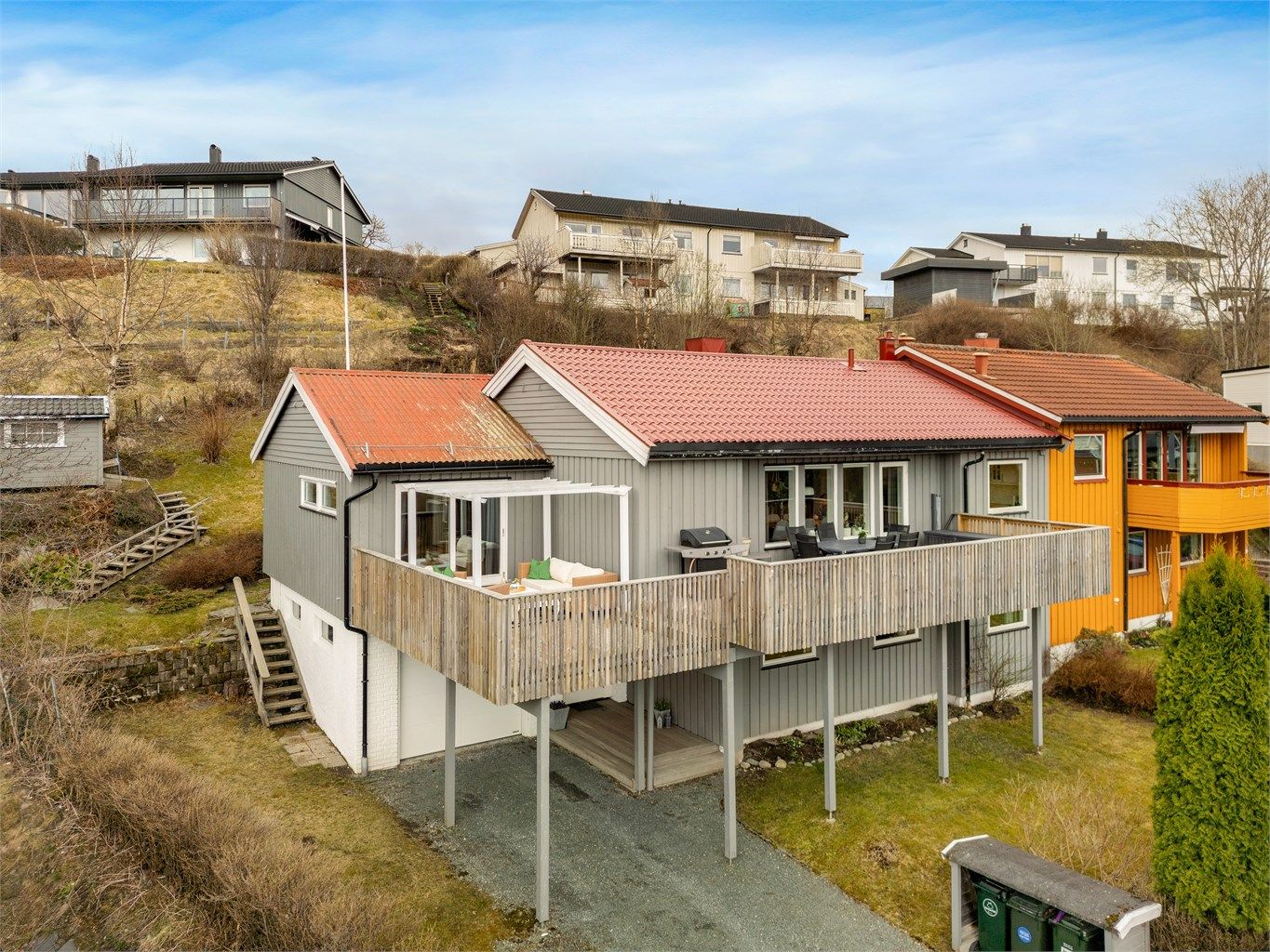 Velholdt del av tomannsbolig med lun og solrik beliggenhet.