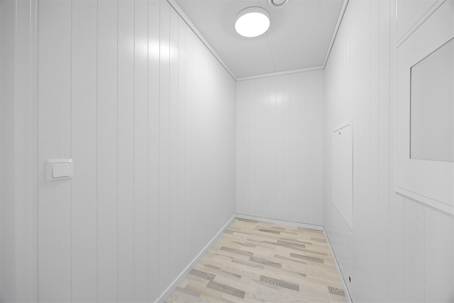 Disponibelt rom/bod som egner seg godt som kontor eller walk-in-closet.