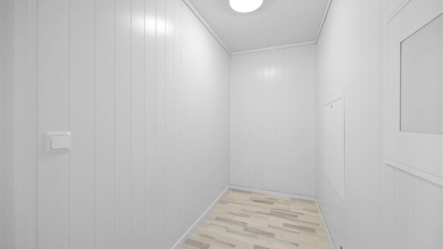 Disponibelt rom/bod som egner seg godt som kontor eller walk-in-closet.