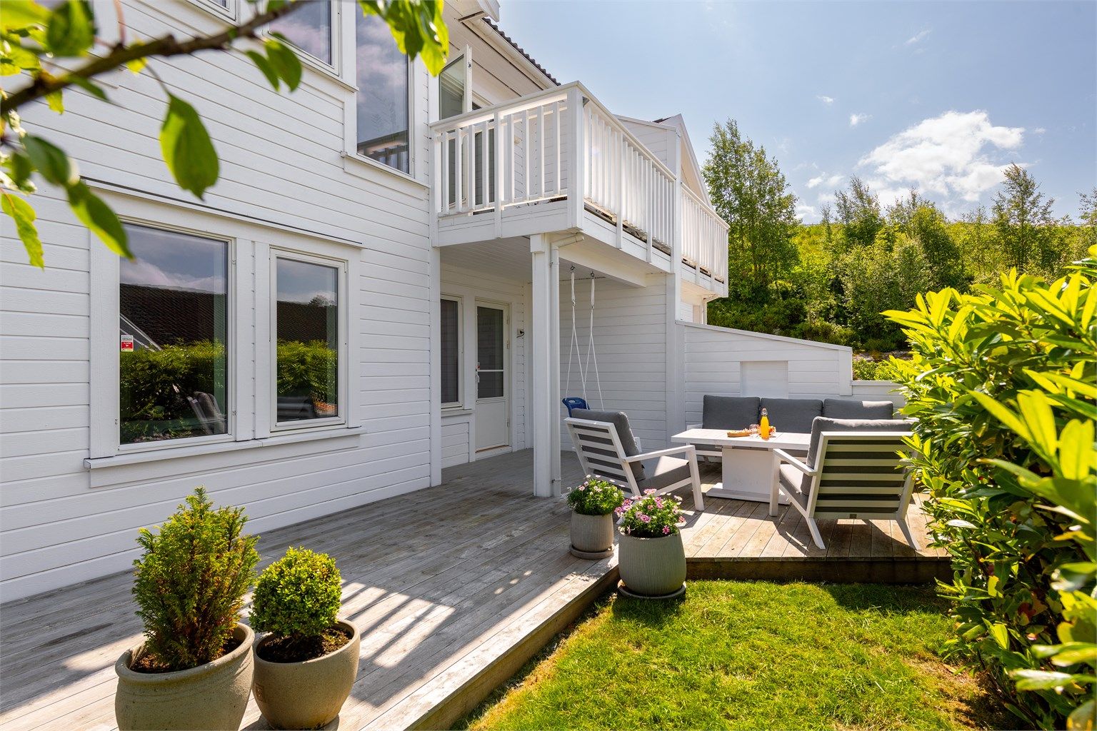 Markterrasse på 26 kvm med adkomst til hage i 1. etasje
NB! etter bildetaking har terassen blitt beiset