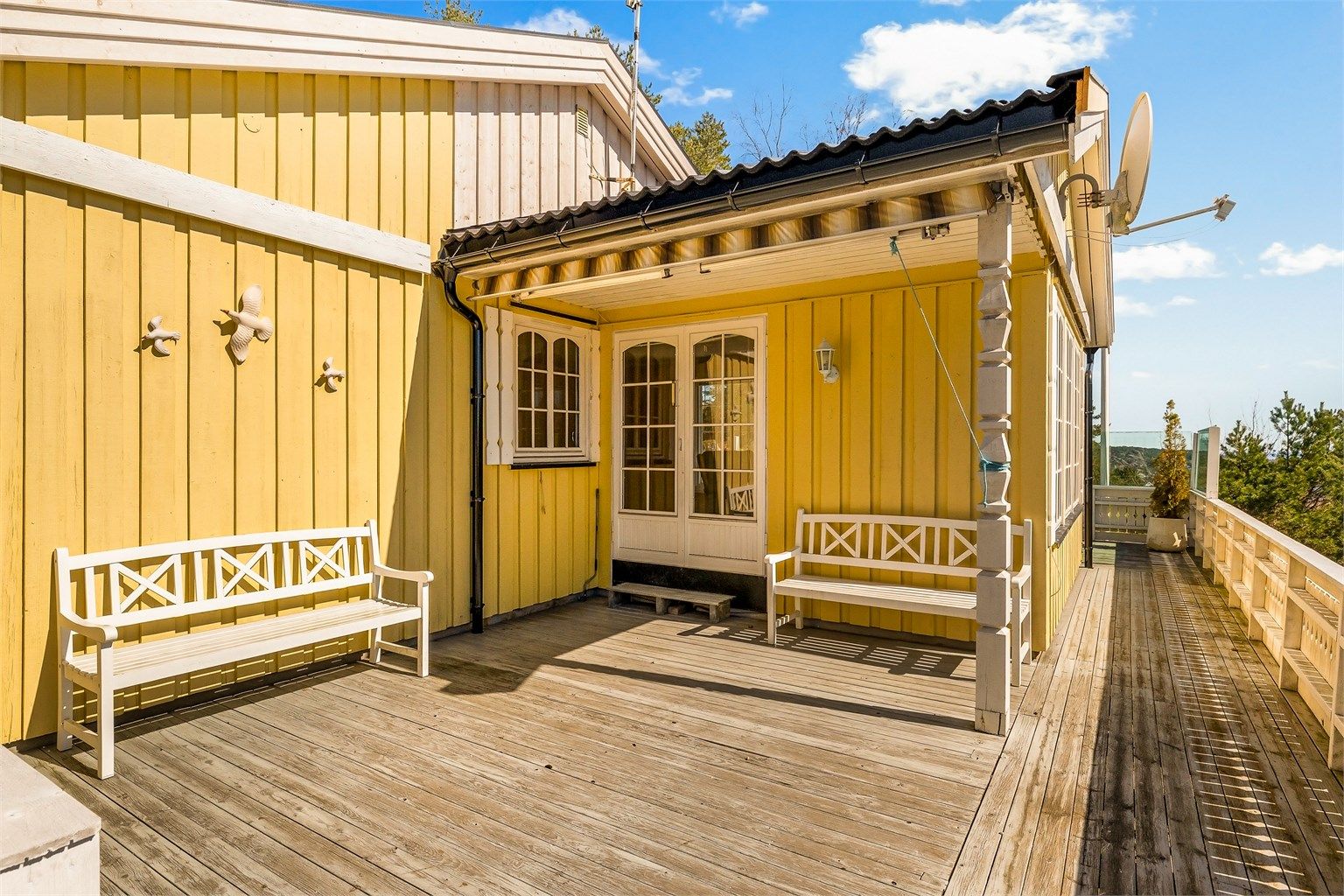 Usjenert og delvis overbygget del av terrassen ut for stua.