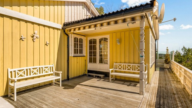 Usjenert og delvis overbygget del av terrassen ut for stua.