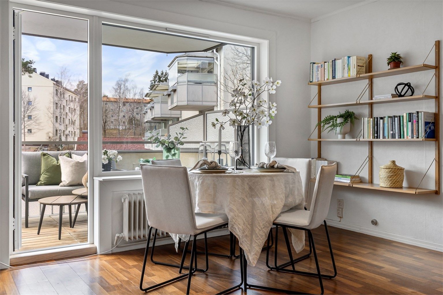 Vinduer med 3-lags glass bidrar til god isolasjon og komfort.