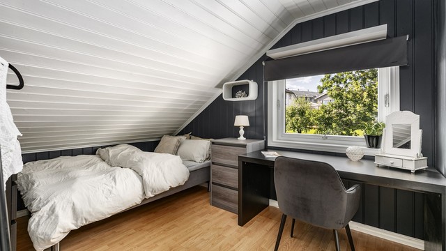 Fire rom i loftsetasjen benyttes som soverom. Store deler av dette og tilstøtende rom er byggemeldt som kott, og bruksendring er ikke omsøkt eller godkjent av kommunen.