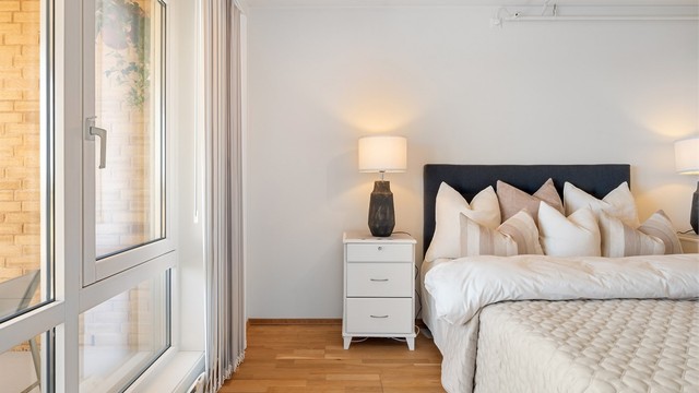 Vindusflaten og glassdøren ut mot balkongen gir rommet godt med naturlig lys.