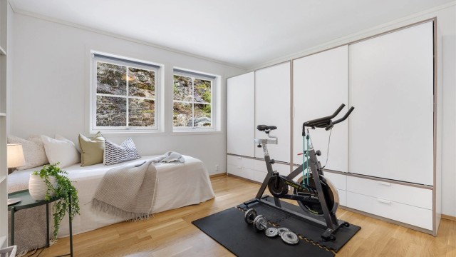 Soverom 1. Boligens største soverom ligger i første etasje. Rommet benyttes per i dag til kombinert kontor og treningsrom. God garderobe.