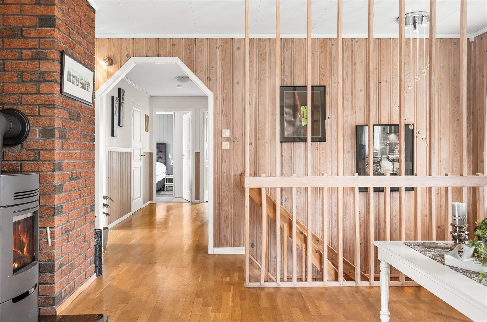 Trapperommet med spilevegg skiller stuen fra gangen og soveromsavdelingen.