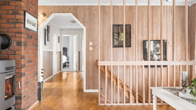 Trapperommet med spilevegg skiller stuen fra gangen og soveromsavdelingen.