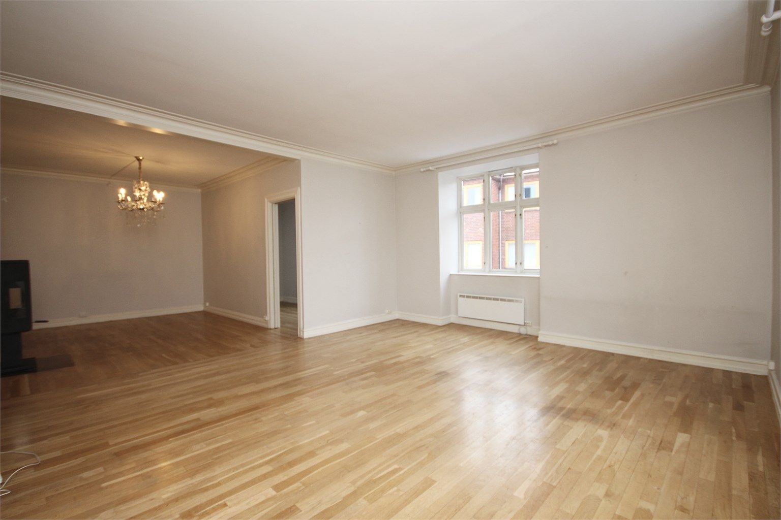 Svært romslig stue med ulike møbleringsmuligheter.