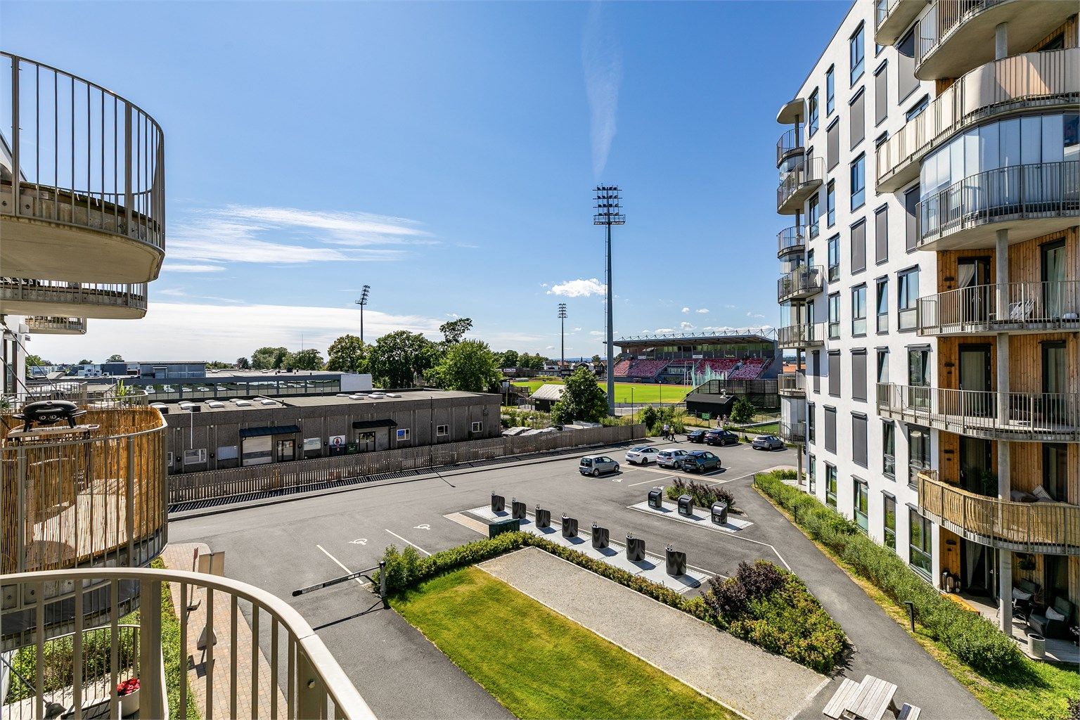 På balkongen sees utsikt mot himmelen i sørvest og til Melløs Stadion hvor MFK spiller sine hjemmekamper.