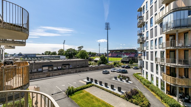 På balkongen sees utsikt mot himmelen i sørvest og til Melløs Stadion hvor MFK spiller sine hjemmekamper.