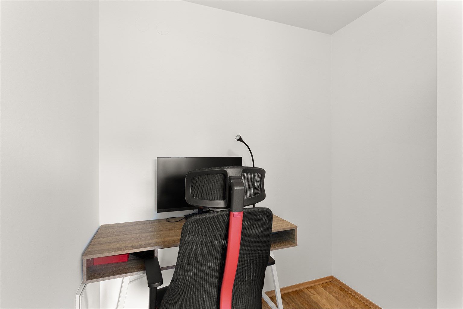 En praktisk innvendig bod gir fleksible muligheter for oppbevaring eller en liten arbeidsplass.