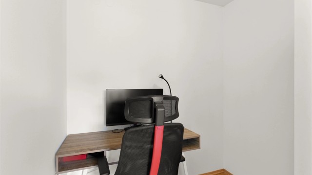 En praktisk innvendig bod gir fleksible muligheter for oppbevaring eller en liten arbeidsplass.