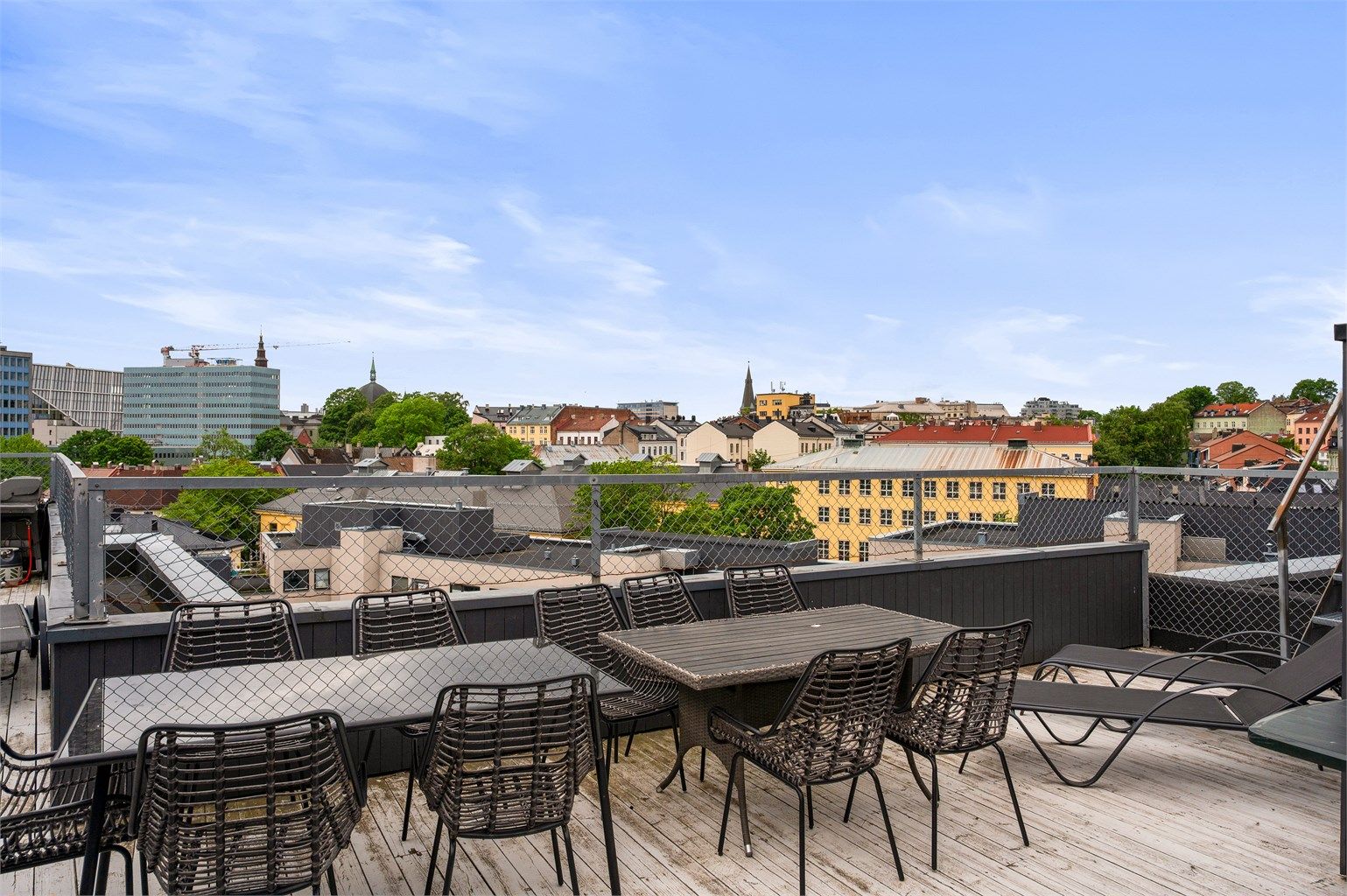 Borettslaget har en hyggelig felles takterrasse som kan benyttes av beboerne.