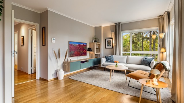 Stuen har en takhøyde på 2,59 meter og eikeparkett på gulv.
