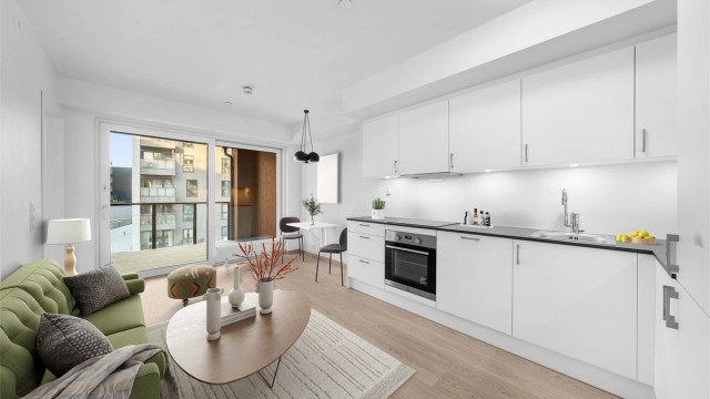 Velkommen til Døliringen 27! En flott 2-roms hjørneleilighet med god planløsning. Bildet er digitalt møblert. | Foto: Flytende Film AS (Thor Øyvind Borgersen)