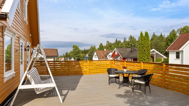 Den store terrassen er en usjenert uteplass med god plass til flere sittegrupper.