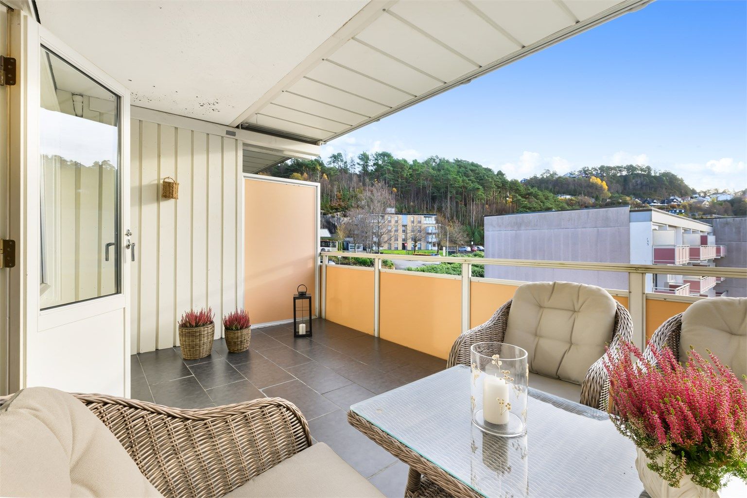 Koselig usjenert altan på hele 12 kvm med overbygget tak. Her kan du nyte sol fra den står opp til ca. halv ni midtsommers