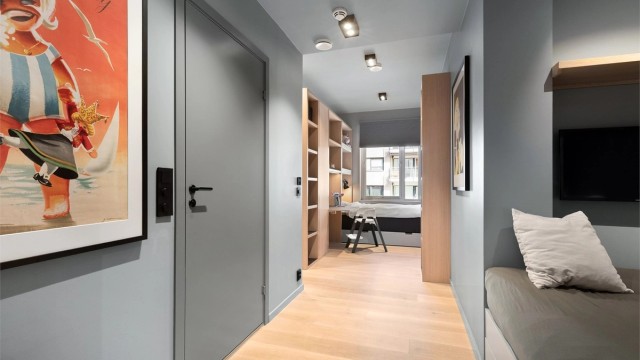 Barneromsavdeling med adkomst til baderom, nisje med daybed og to soner med plass til barnesenger, garderobeløsning mm.
