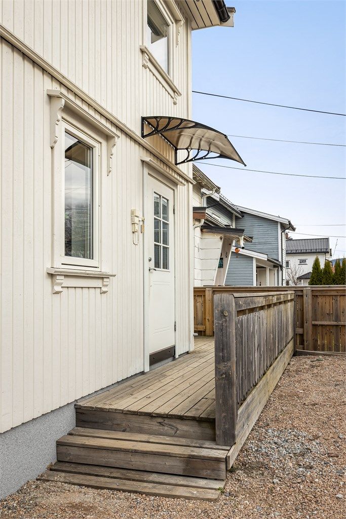 Det er parkering på felles gruset gårdsplass.