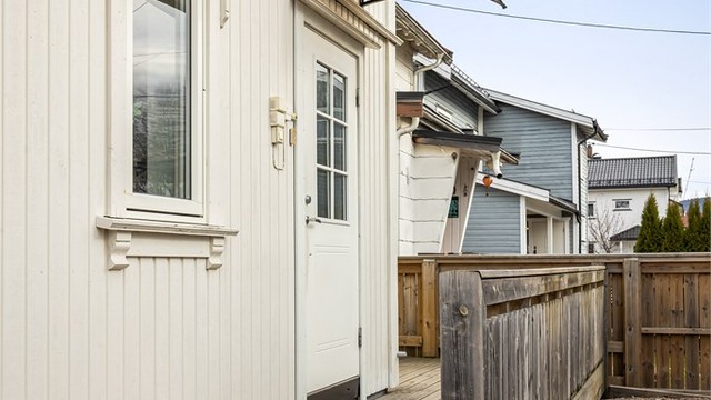 Det er parkering på felles gruset gårdsplass.