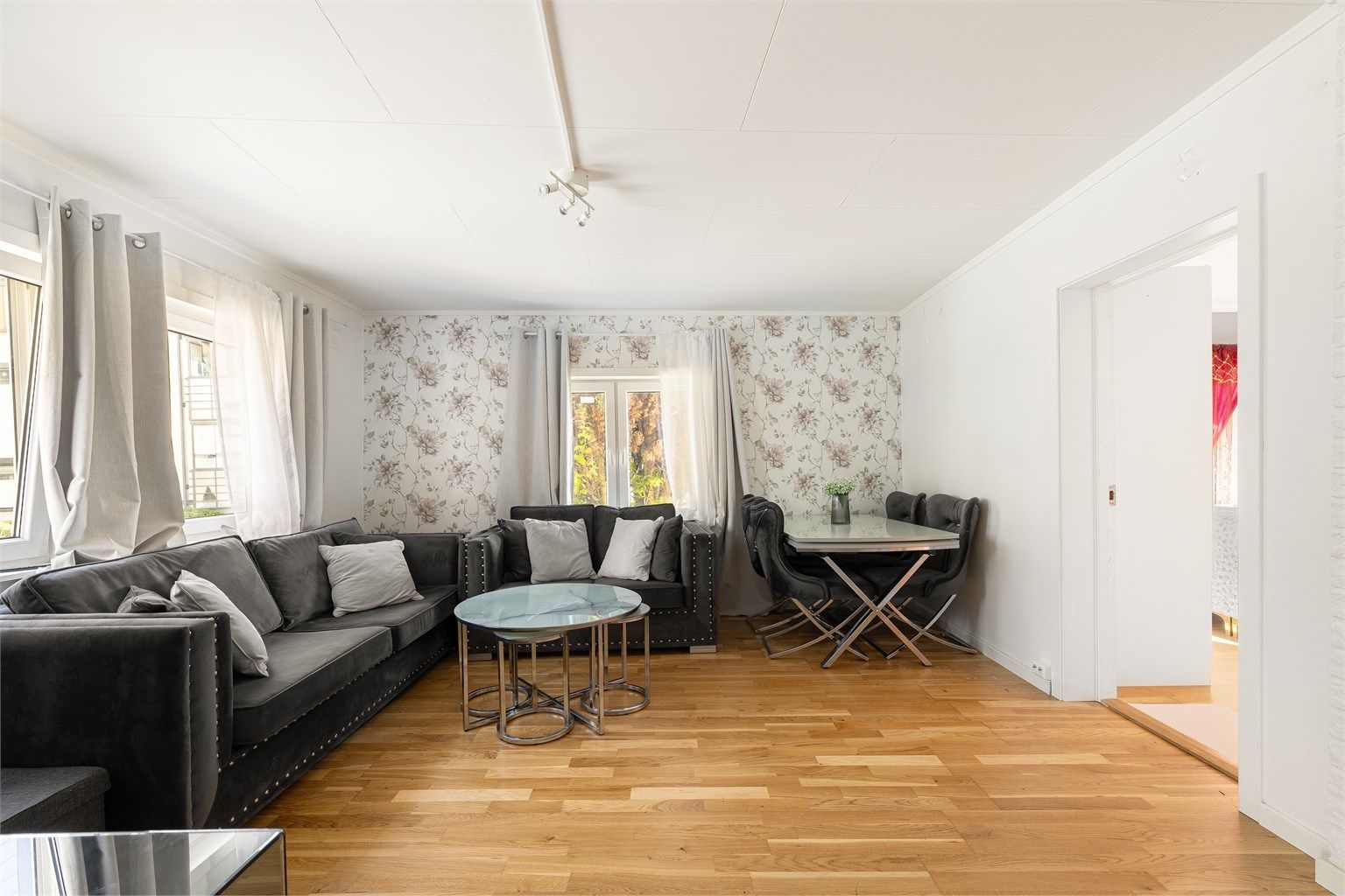 Leiligheten ble i likhet med bygget vesentlig oppgradert tidligere på 2000-tallet, men er i dag brukspreget.