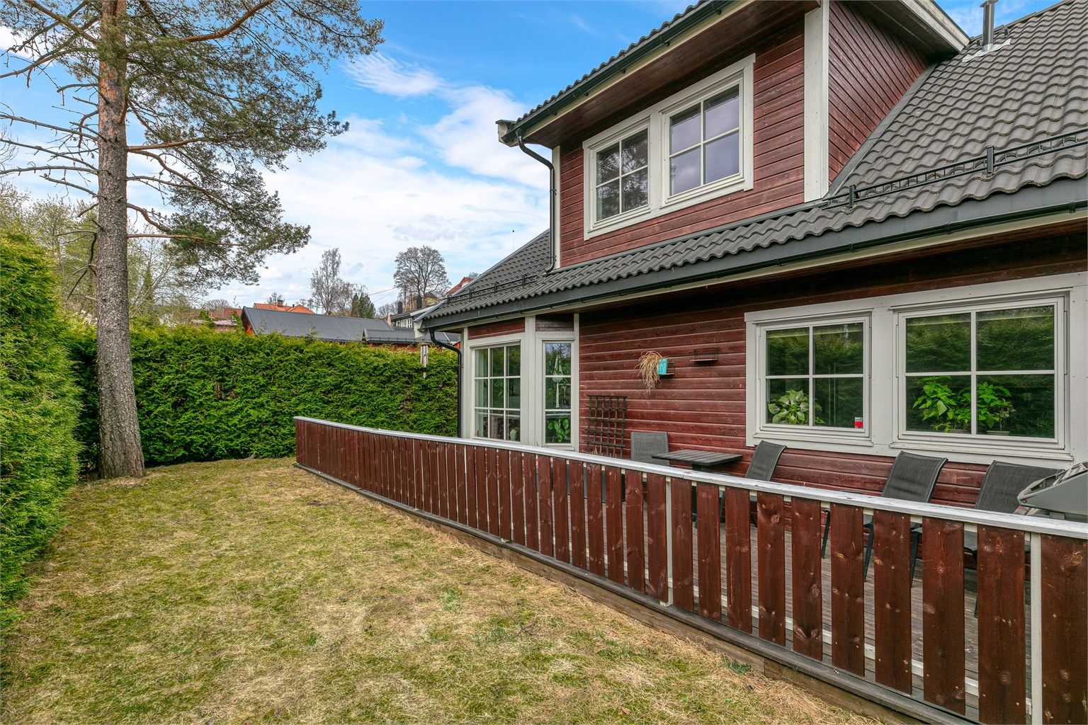 Usjenert hage med enkel adkomst til boligen