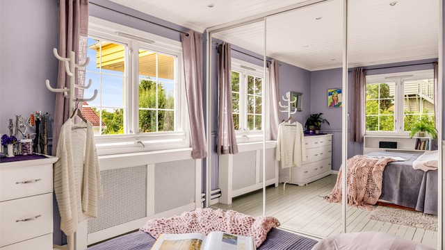 Godt med garderobeplass i skyvedørsgarderobe.