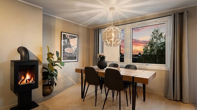 Peisovnen gir god varme og en hyggelig ramme rundt spiseplassen.