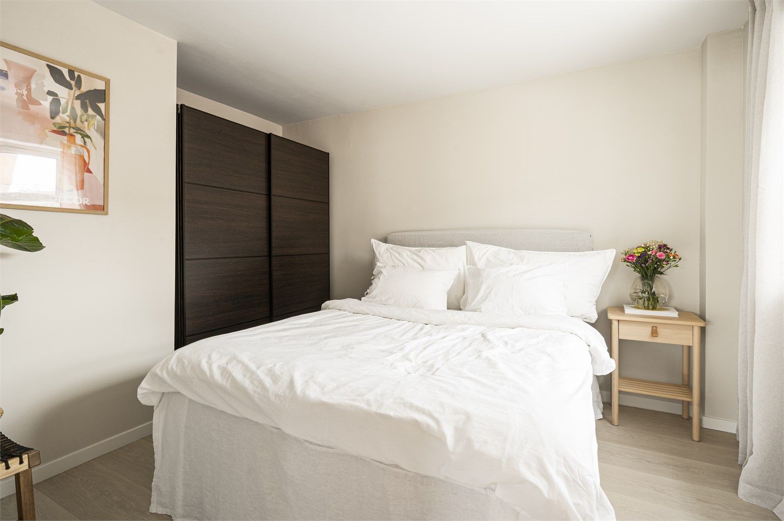 Rommet har god plass til soveromsmøblement i tillegg til en lekker skyvedørsgarderobe.