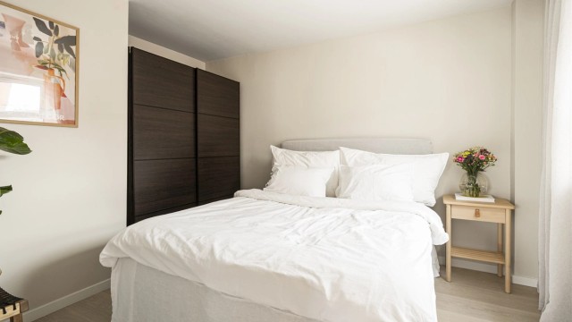 Rommet har god plass til soveromsmøblement i tillegg til en lekker skyvedørsgarderobe.