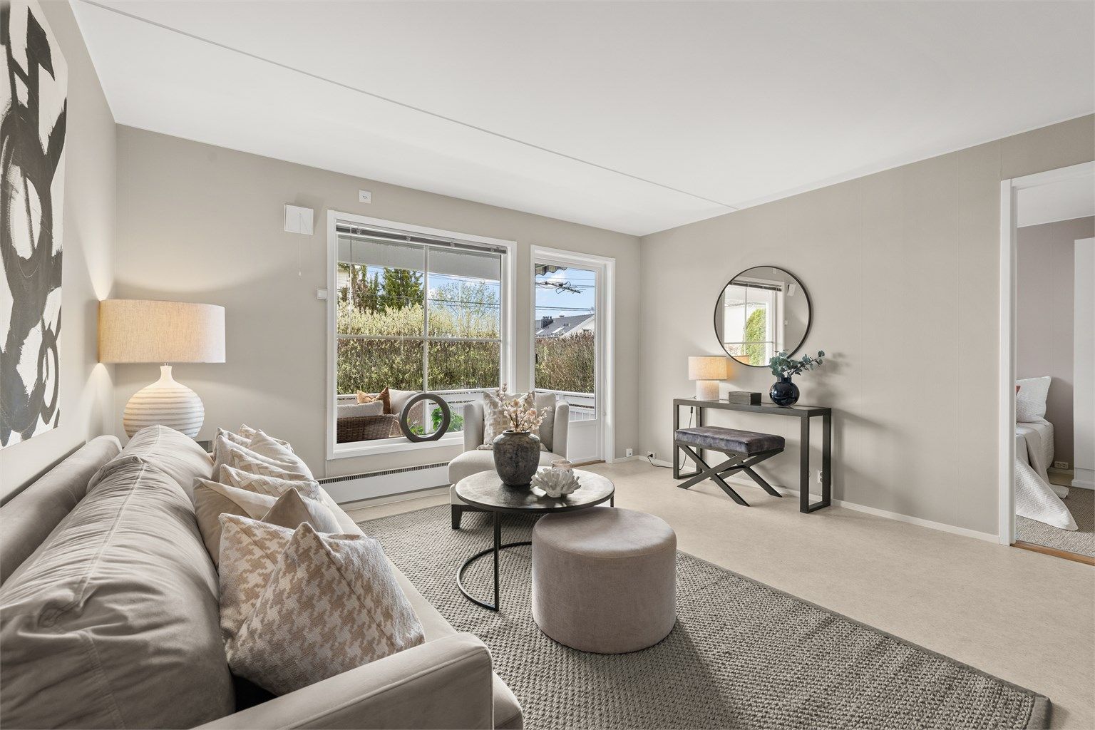 Stuen med utgang til vestvendt terrasse og hage