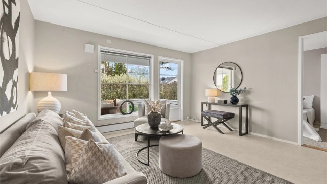 Stuen med utgang til vestvendt terrasse og hage