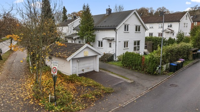 Pen vertikaldelt halvpart av tomannsbolig med en meget sentral beliggenhet